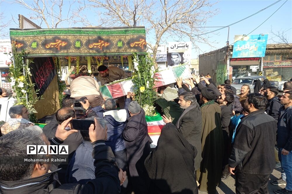 تشییع پیکر شهید گمنام روی دستان پرمهرمردم مشهد