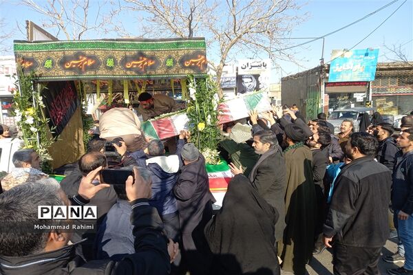 تشییع پیکر شهید گمنام روی دستان پرمهرمردم مشهد