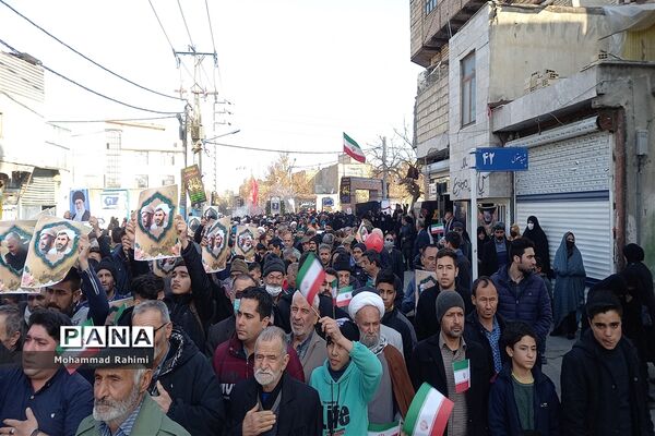 تشییع پیکر شهید گمنام روی دستان پرمهرمردم مشهد