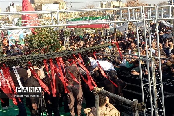 تشییع پیکر شهید گمنام روی دستان پرمهرمردم مشهد