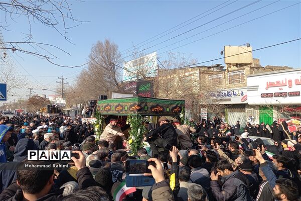 تشییع پیکر شهید گمنام روی دستان پرمهرمردم مشهد