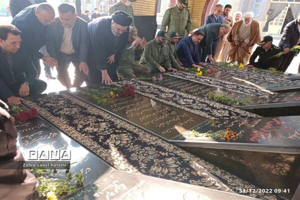 گلباران مزار شهدای گمنام در مصلی امام خمینی(ره) پاکدشت