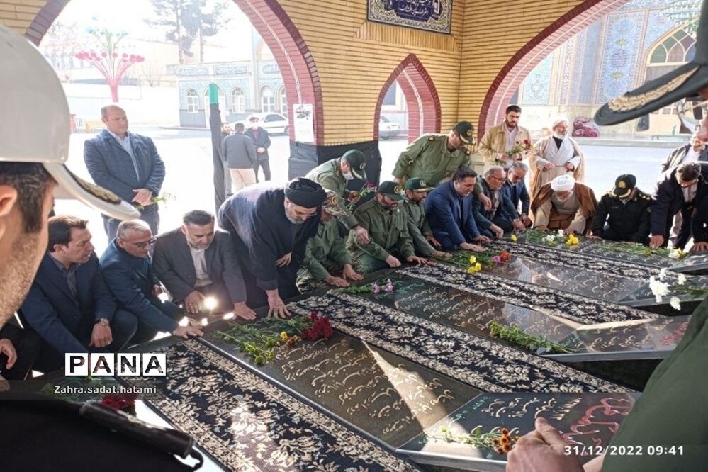 گلباران مزار شهدای گمنام در مصلی امام خمینی(ره) پاکدشت