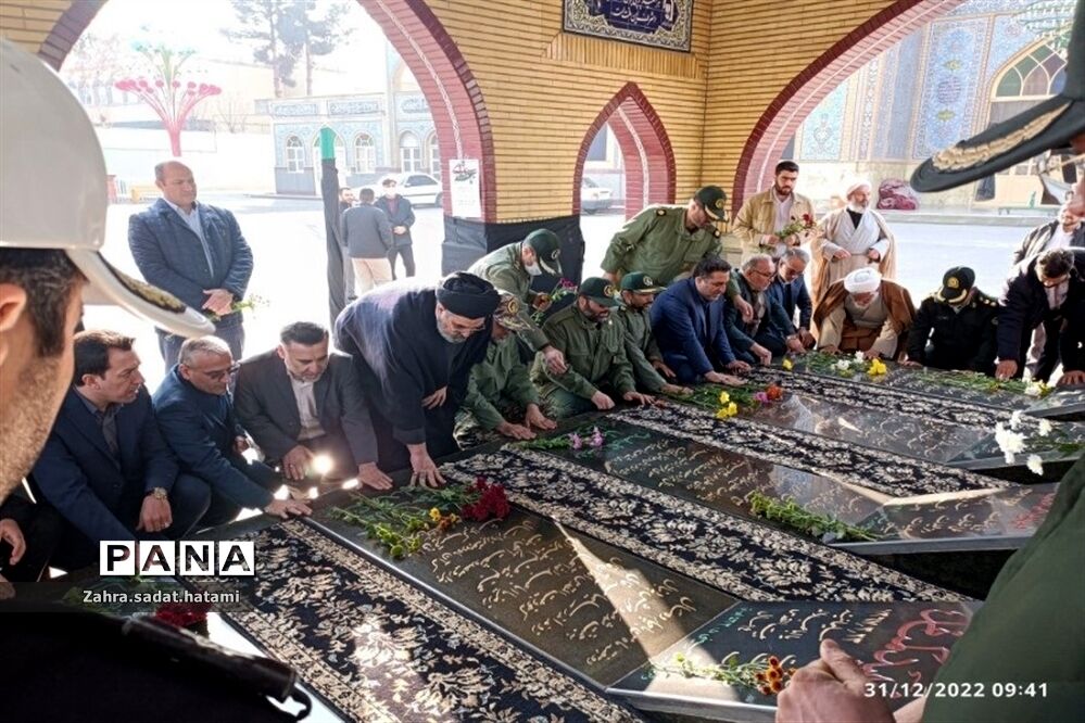 گلباران مزار شهدای گمنام در مصلی امام خمینی(ره) پاکدشت