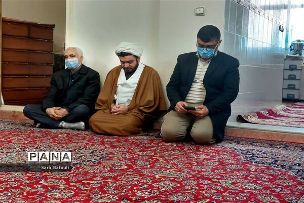 دیدار مدیر آموزش و پرورش منطقه ۱۸ با خانواده شهدا