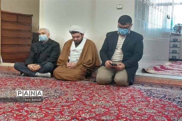 دیدار مدیر آموزش و پرورش منطقه ۱۸ با خانواده شهدا