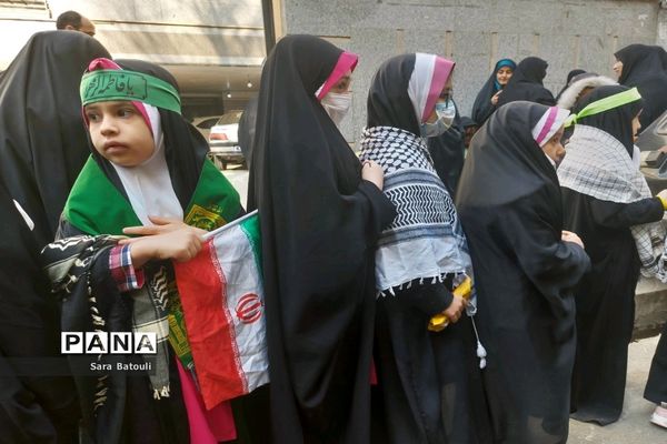 دیدار مدیر آموزش و پرورش منطقه ۱۸ با خانواده شهدا