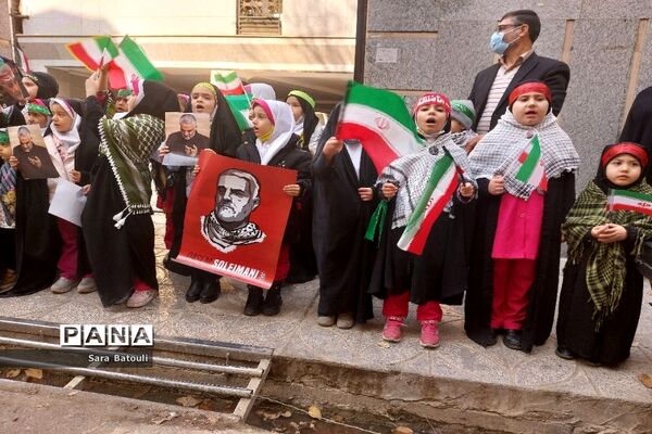 دیدار مدیر آموزش و پرورش منطقه ۱۸ با خانواده شهدا