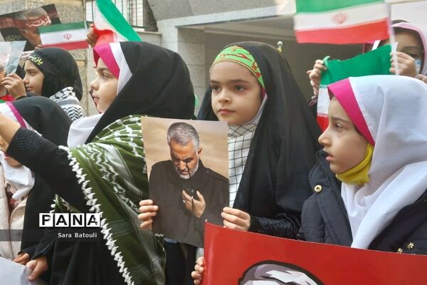 دیدار مدیر آموزش و پرورش منطقه ۱۸ با خانواده شهدا