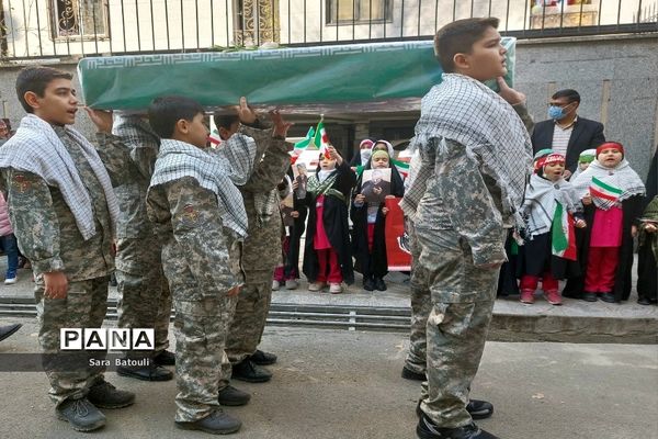 دیدار مدیر آموزش و پرورش منطقه ۱۸ با خانواده شهدا