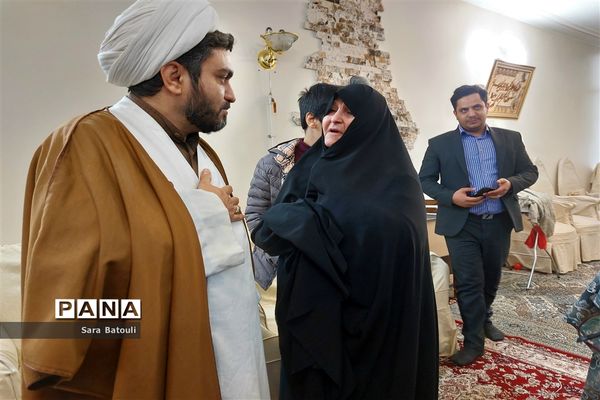 دیدار مدیر آموزش و پرورش منطقه ۱۸ با خانواده شهدا