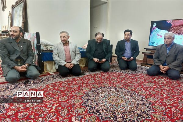 دیدار مدیر آموزش و پرورش منطقه ۱۸ با خانواده شهدا