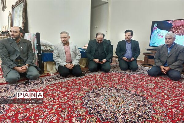 دیدار مدیر آموزش و پرورش منطقه ۱۸ با خانواده شهدا
