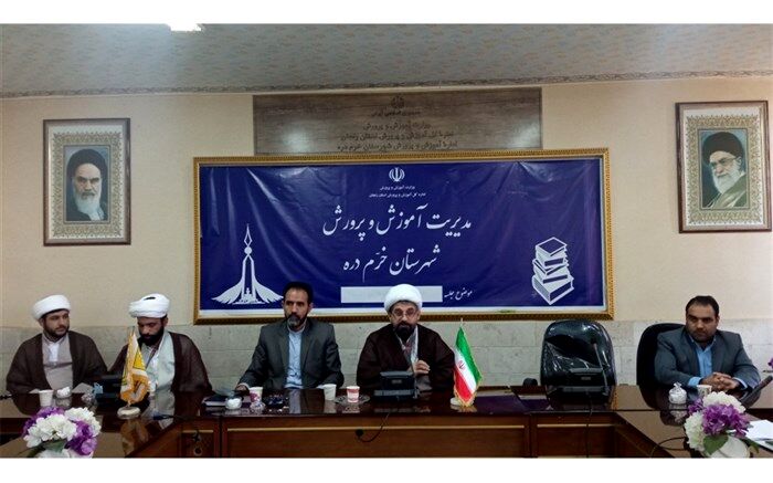 هدف دشمن روحانیت‌زدایی است