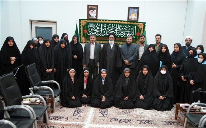 نشست هم اندیشی نمایندگان تشکل های دانش‌آموزی قم با تولیت حرم حضرت معصومه(س)