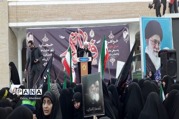 تجمع دختران دانش‌آموز قمی در دفاع از حجاب و عفاف