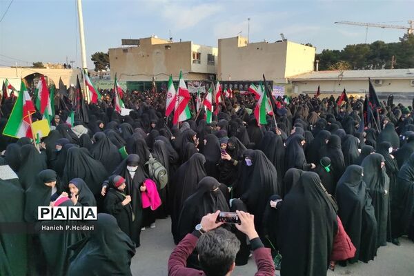 تجمع دختران دانش‌آموز قمی در دفاع از حجاب و عفاف