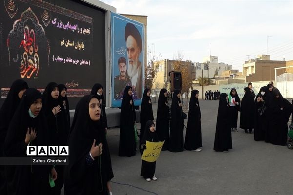 تجمع دختران دانش‌آموز قمی در دفاع از حجاب و عفاف