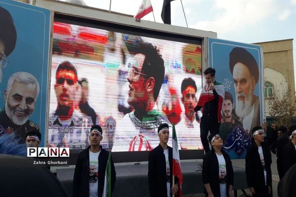 تجمع دختران دانش‌آموز قمی در دفاع از حجاب و عفاف