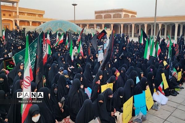 تجمع دختران دانش‌آموز قمی در دفاع از حجاب و عفاف