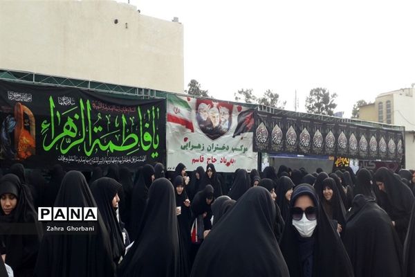 تجمع دختران دانش‌آموز قمی در دفاع از حجاب و عفاف