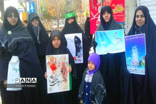 تجمع دختران دانش‌آموز قمی در دفاع از حجاب و عفاف