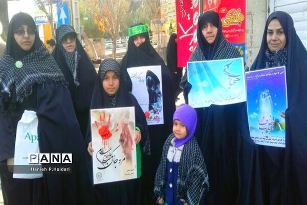 تجمع دختران دانش‌آموز قمی در دفاع از حجاب و عفاف