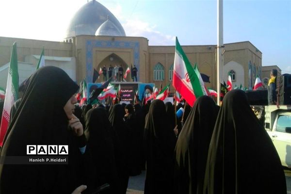 تجمع دختران دانش‌آموز قمی در دفاع از حجاب و عفاف