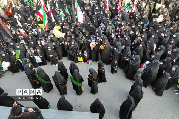 تجمع دختران دانش‌آموز قمی در دفاع از حجاب و عفاف