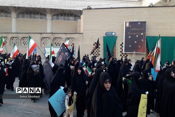 تجمع دختران دانش‌آموز قمی در دفاع از حجاب و عفاف