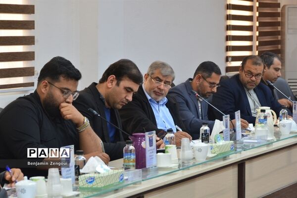 نشست صمیمی رئیس مرکز اطلاع‌رسانی و روابط عمومی وزارت آموزش و پرورش با کارشناسان در بوشهر