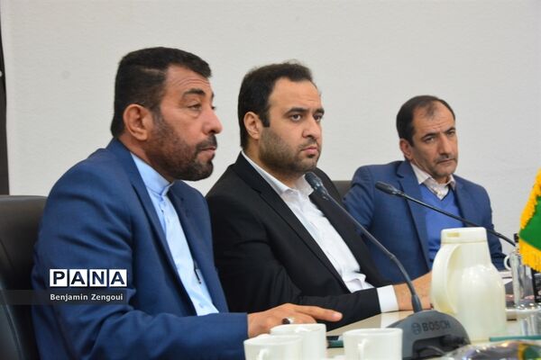 نشست صمیمی رئیس مرکز اطلاع‌رسانی و روابط عمومی وزارت آموزش و پرورش با کارشناسان در بوشهر