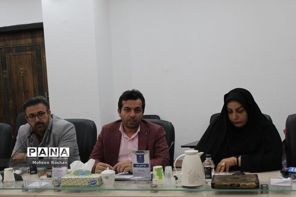نشست صمیمی رئیس مرکز اطلاع‌رسانی و روابط عمومی وزارت آموزش و پرورش با کارشناسان در بوشهر