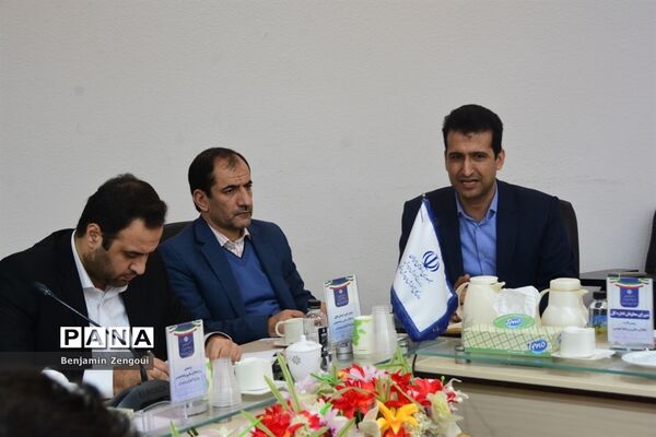 نشست صمیمی رئیس مرکز اطلاع‌رسانی و روابط عمومی وزارت آموزش و پرورش با کارشناسان در بوشهر