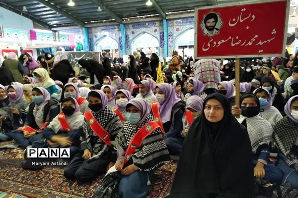 اجتماع بزرگ دهه نودی‌ها و همخوانی سرود سلام فرمانده و رفیق شهیدم