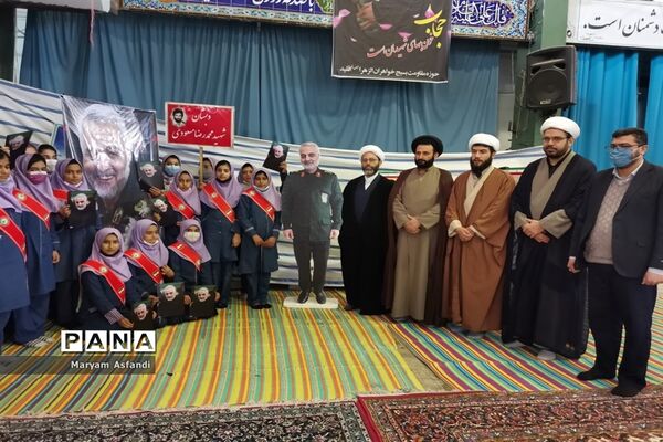 اجتماع بزرگ دهه نودی‌ها و همخوانی سرود سلام فرمانده و رفیق شهیدم