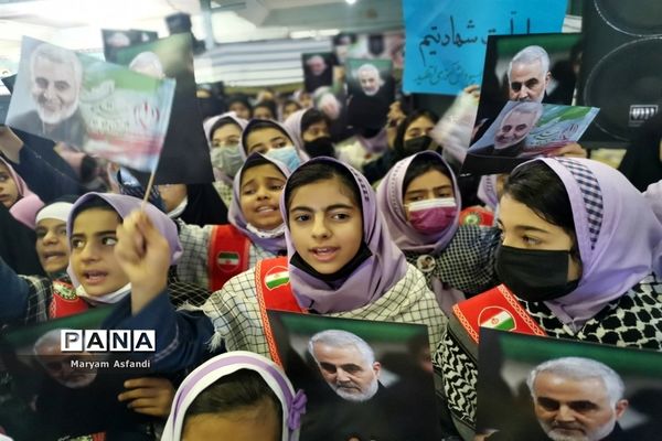 اجتماع بزرگ دهه نودی‌ها و همخوانی سرود سلام فرمانده و رفیق شهیدم