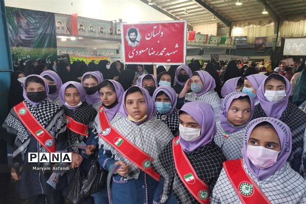 اجتماع بزرگ دهه نودی‌ها و همخوانی سرود سلام فرمانده و رفیق شهیدم