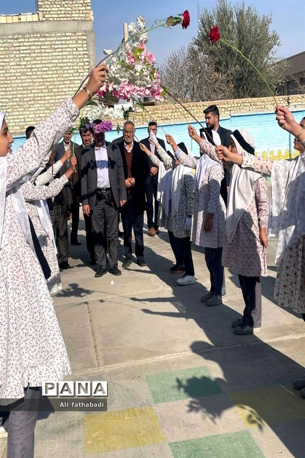 بازدید مدیرکل آموزش وپرورش از مدرسه تمام تشکیلاتی حضرت زینب(س) خاتم