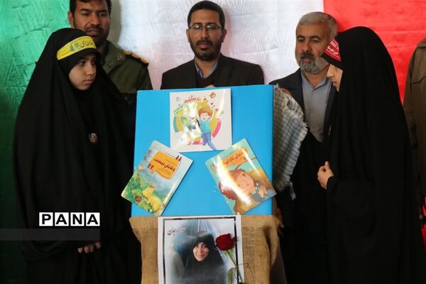 رونمایی از کتاب عمو قاسم بمناسبت سالروز شهادت سردار سلیمانی در ابرکوه