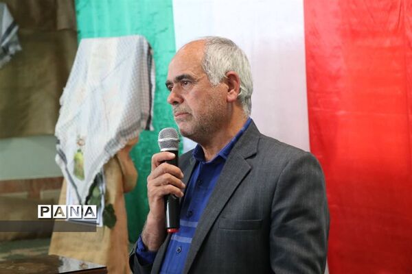 رونمایی از کتاب عمو قاسم بمناسبت سالروز شهادت سردار سلیمانی در ابرکوه