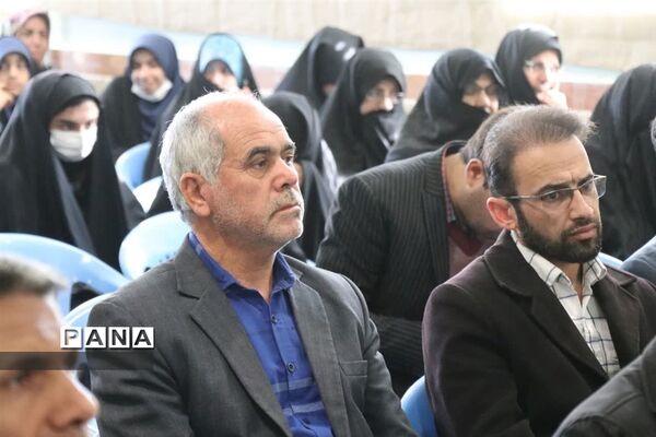 رونمایی از کتاب عمو قاسم بمناسبت سالروز شهادت سردار سلیمانی در ابرکوه
