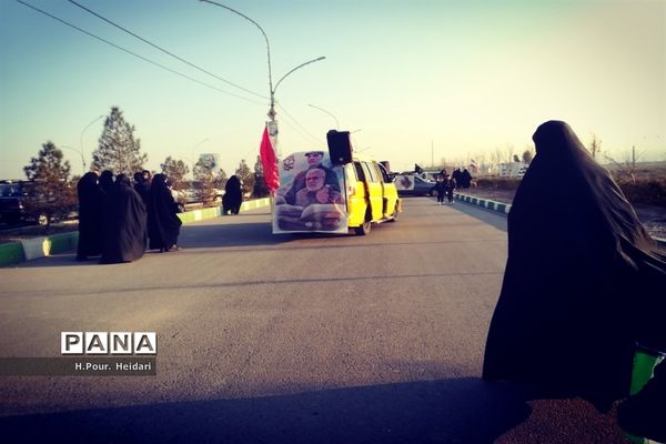 پیاده‌روی مردم قم در سالروز شهادت سردار سلیمانی