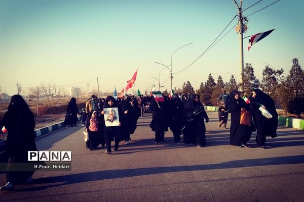 پیاده‌روی مردم قم در سالروز شهادت سردار سلیمانی