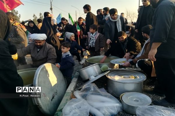 پیاده‌روی مردم قم در سالروز شهادت سردار سلیمانی