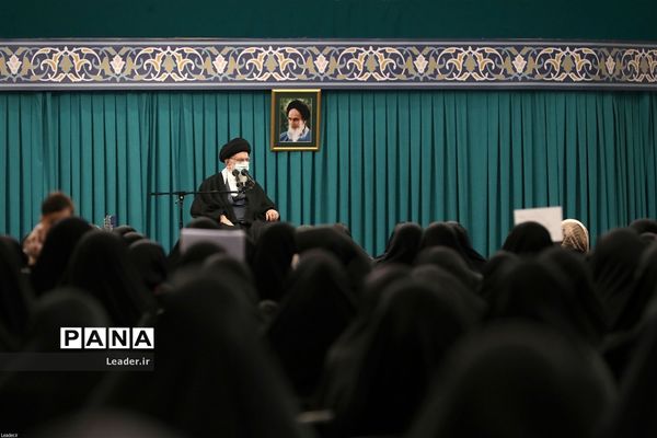 دیدار جمعی از بانوان فرهیخته کشور با رهبر انقلاب اسلامی