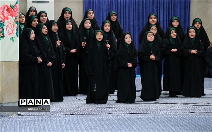 همخوانی گروه سرود کشوری احسان قرچک در دیدار با رهبر انقلاب/فیلم