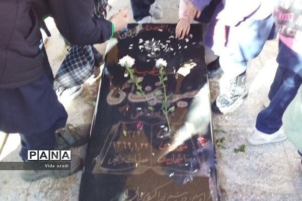 دیدار دانش‌آموزان  رودهن با مادر شهید مصیب نجف‌آهی از شهدای رودهن
