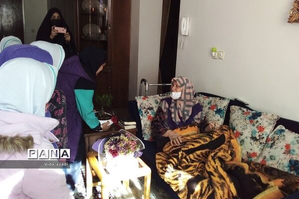 دیدار دانش‌آموزان  رودهن با مادر شهید مصیب نجف‌آهی از شهدای رودهن