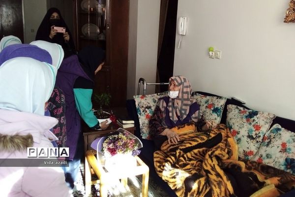 دیدار دانش‌آموزان  رودهن با مادر شهید مصیب نجف‌آهی از شهدای رودهن